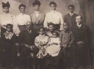 George and Eliza Craig with their daughters and grandchildren, 1902